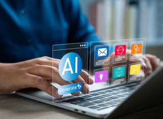 Investisseur débutant en cryptomonnaies découvrant les fondamentaux du trading automatisé par intelligence artificielle