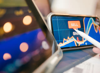 Professionnel des marchés financiers examinant Bitcoin, Ethereum ainsi que les options de devises
