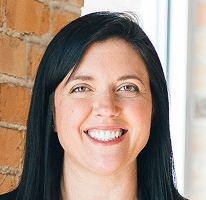 Portrait de Sophie Hartwell, responsable du service de support client, au sein de l'équipe